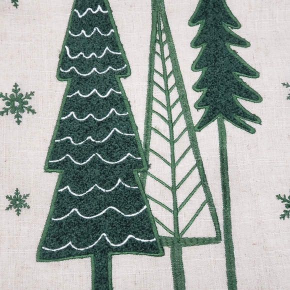 🎁 Mera Linens Table Runner Green Snow Flakes - Picture 5 of 6